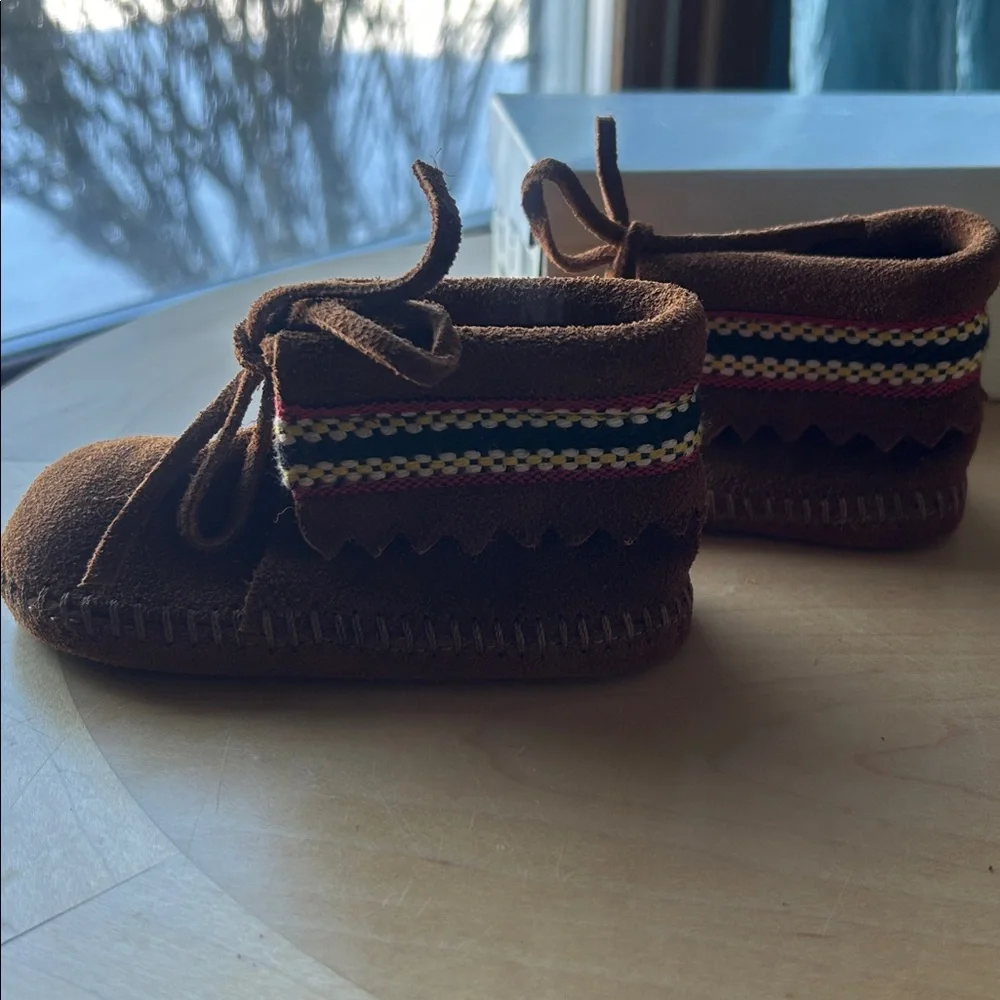 Minnetonka NWT PA•POO•SHU Moccasins INFANTS SIZE 4 with Colorful Trim